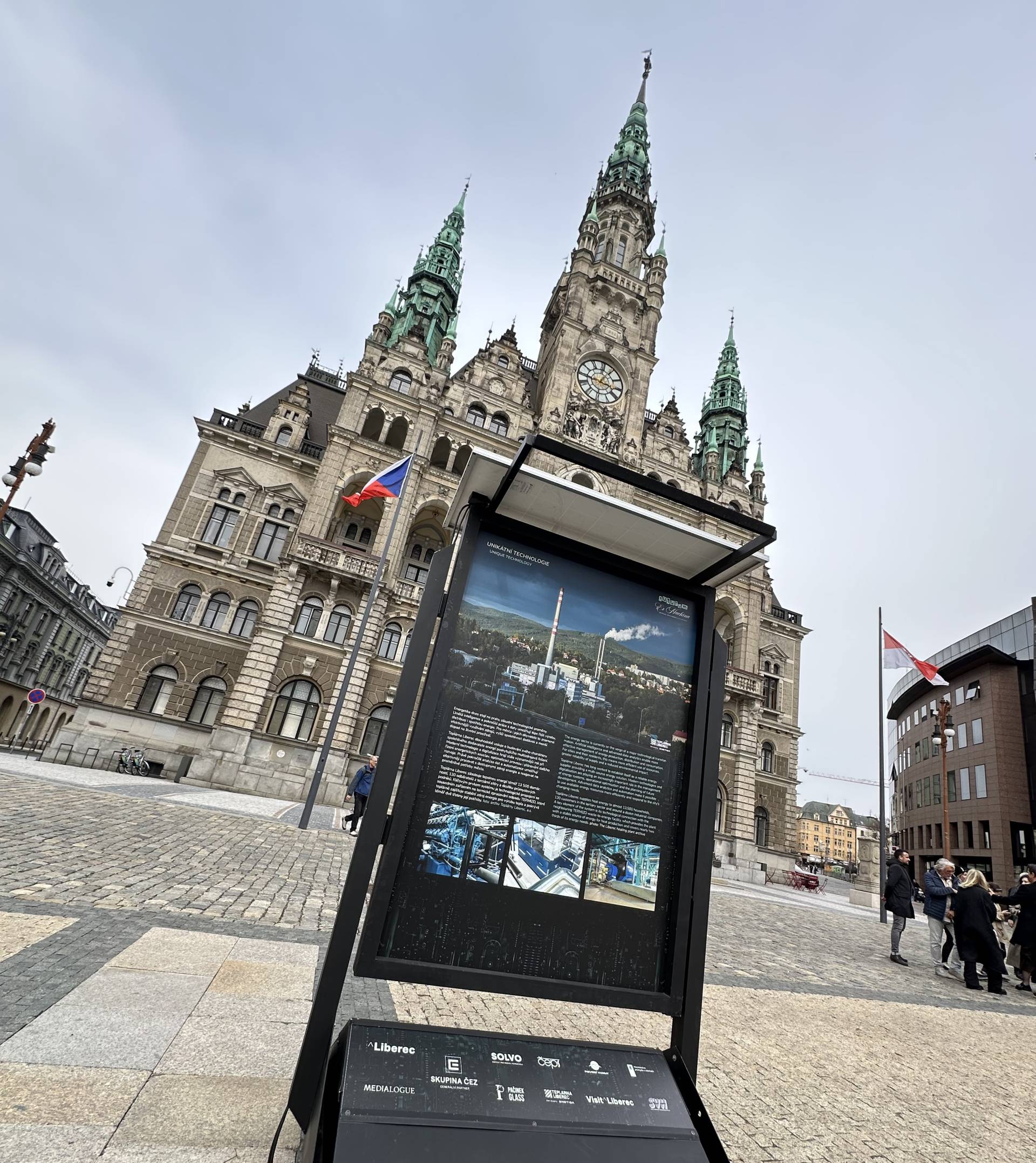 Výstava AI & civilizace před libereckou radnicí